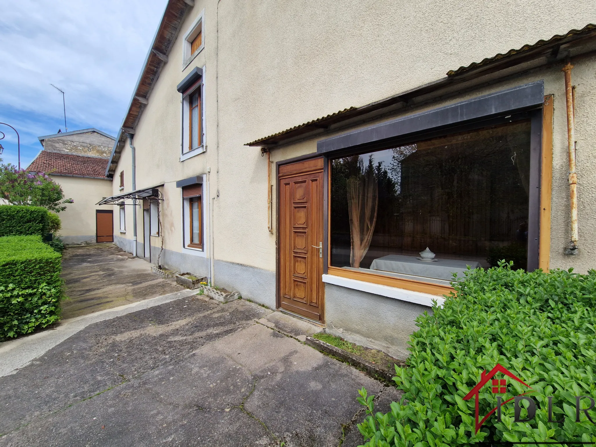 Maison à rafraîchir au centre de Melay, ancienne épicerie 