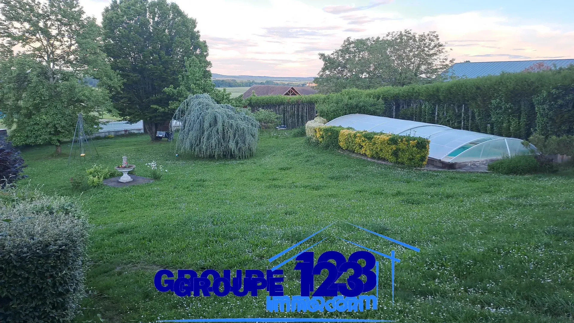 Maison familiale avec piscine à Champvallon, 5 mn de Joigny 