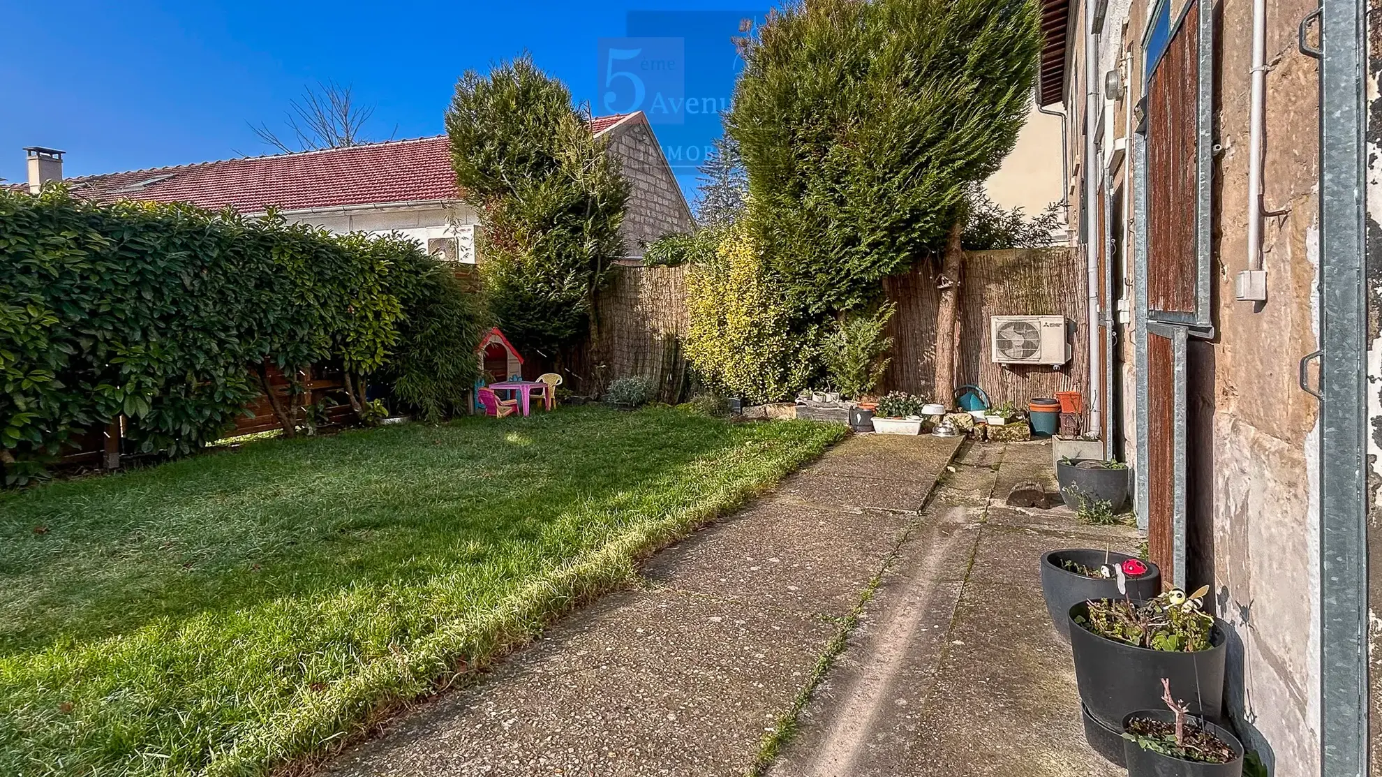 Maison atypique avec jardin à vendre à Lamorlaye 