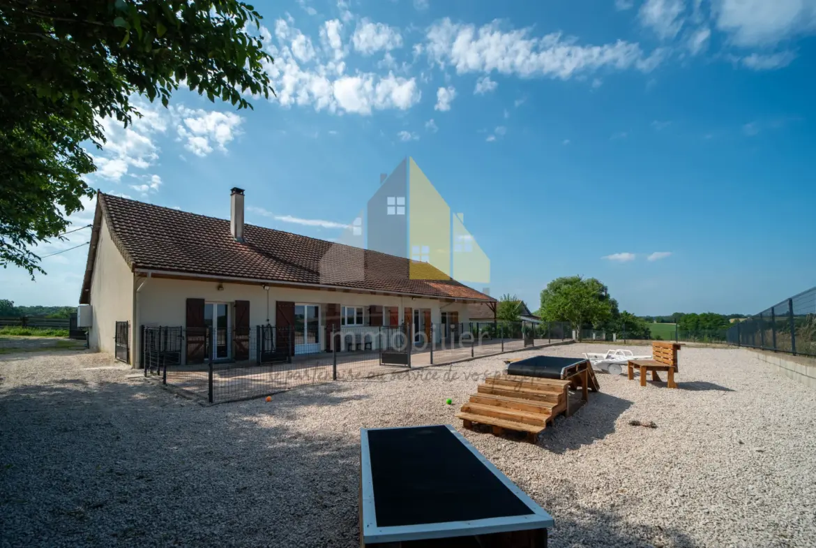 Maison en pierre rénovée à vendre à Mouthier en Bresse 