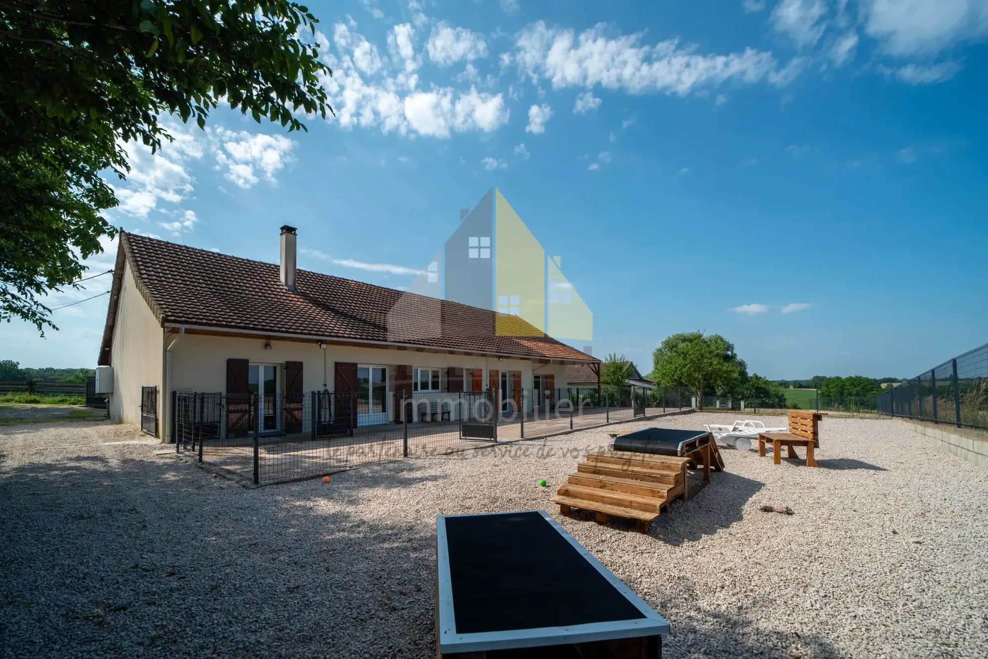 Maison en pierre rénovée à vendre à Mouthier en Bresse 