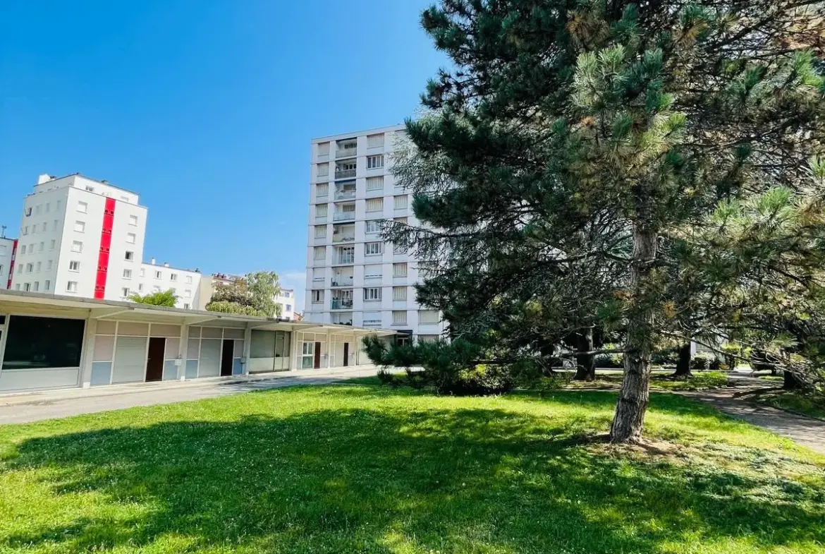 Local bureau à rénover à Grenoble - 94 m² avec garage et parking 