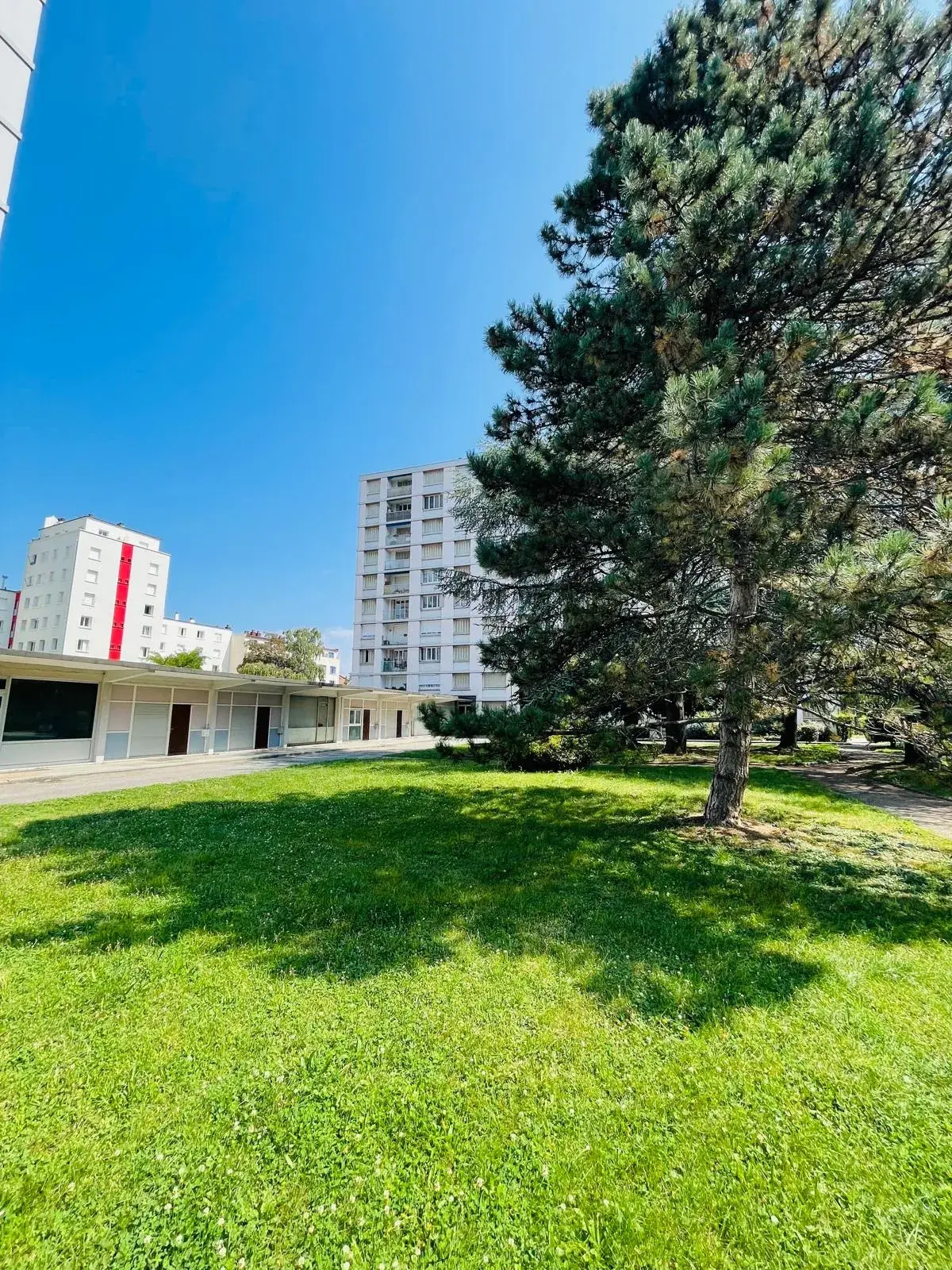 Local bureau à rénover à Grenoble - 94 m² avec garage et parking 