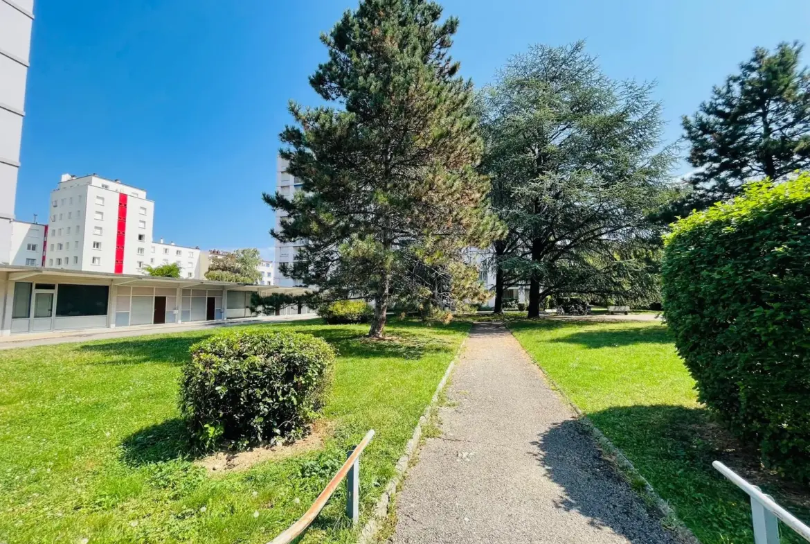 Local bureau à rénover à Grenoble - 94 m² avec garage et parking 