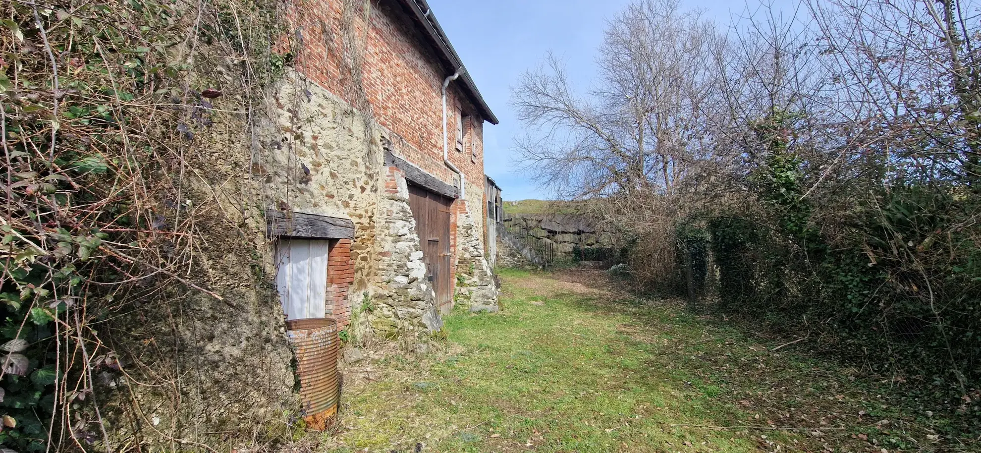 À vendre : Maison pierres avec grange à Lubersac 