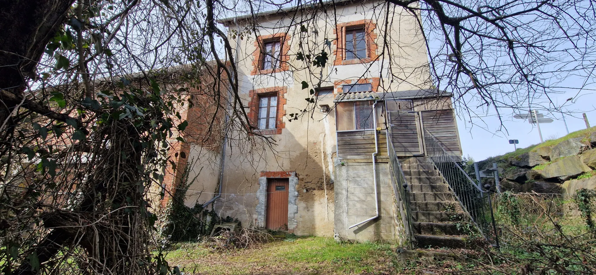 À vendre : Maison pierres avec grange à Lubersac 