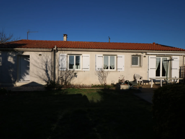 Maison de plain-pied à Romegoux, 105 m² avec jardin et garage