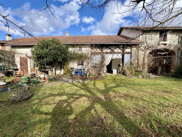 Maison à Artagnan avec dépendances à vendre