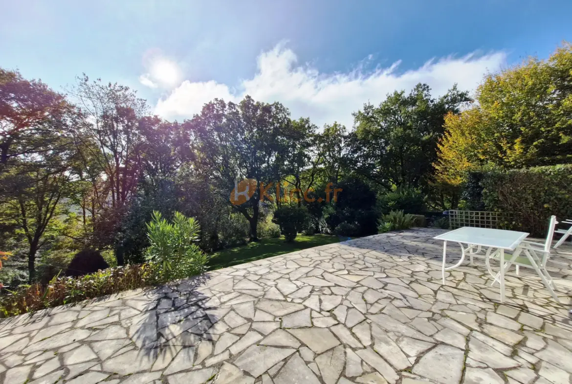 Pavillon de 4 chambres à St-Honoré avec jardin 