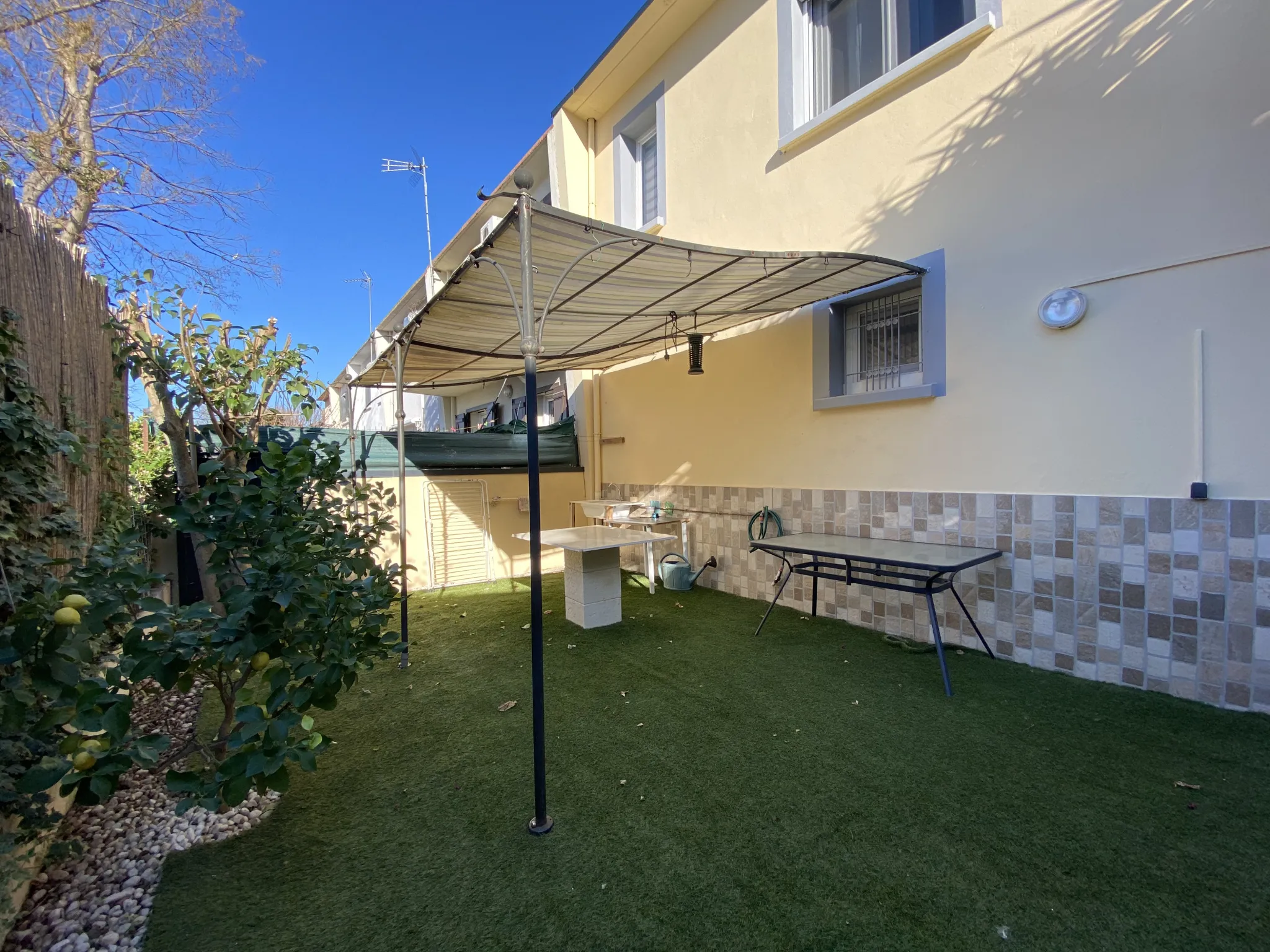 Maison 3 pièces avec jardin, terrasse ombragée et stationnements à Vias 