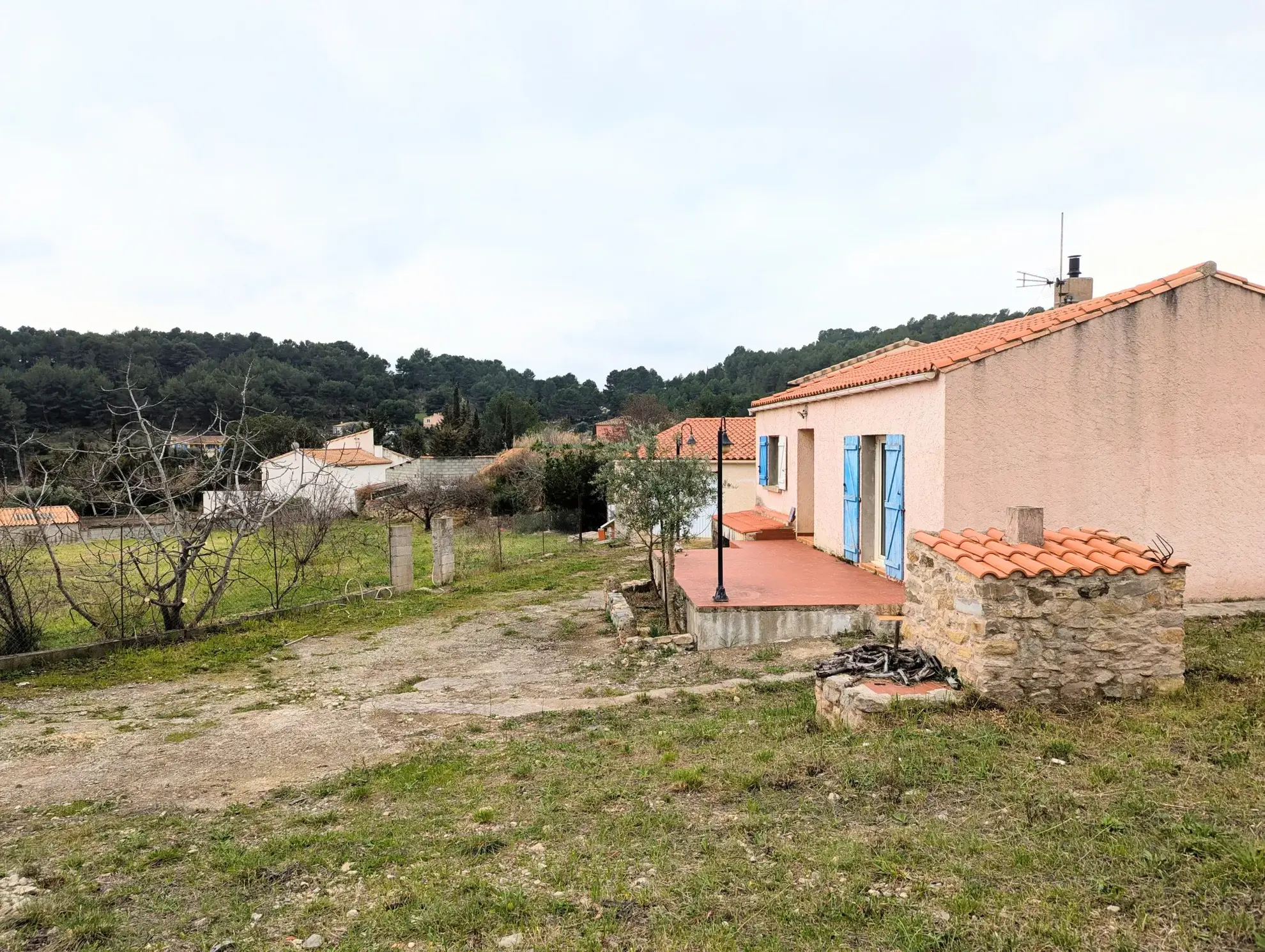 Villa plain-pied avec garage et terrain à Bize-Minervois 