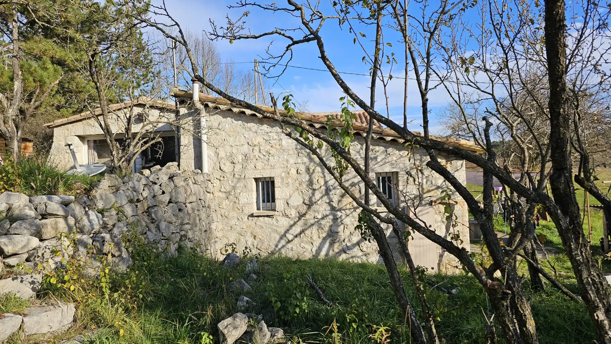 Bergerie rénovée sur 1 hectare à Caussols 