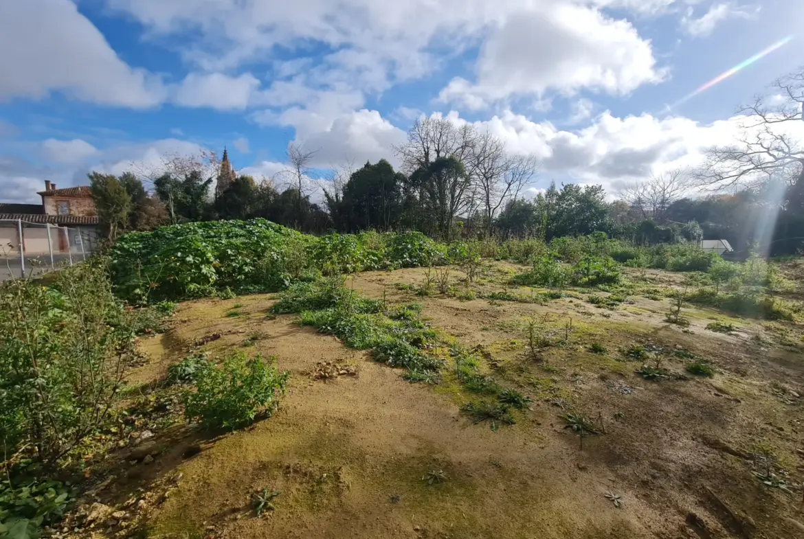 Terrain constructible de 1487 m2 à Saint Sulpice-sur-Lèze 