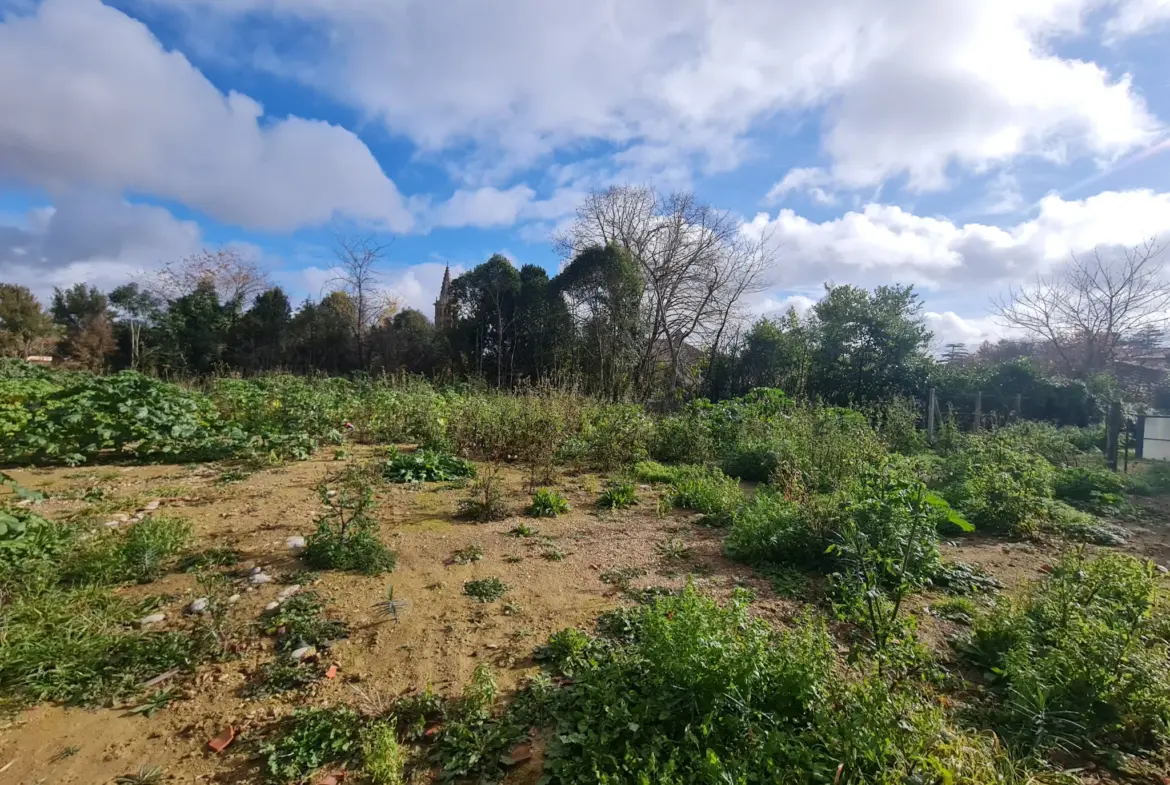 Terrain constructible de 1487 m2 à Saint Sulpice-sur-Lèze 