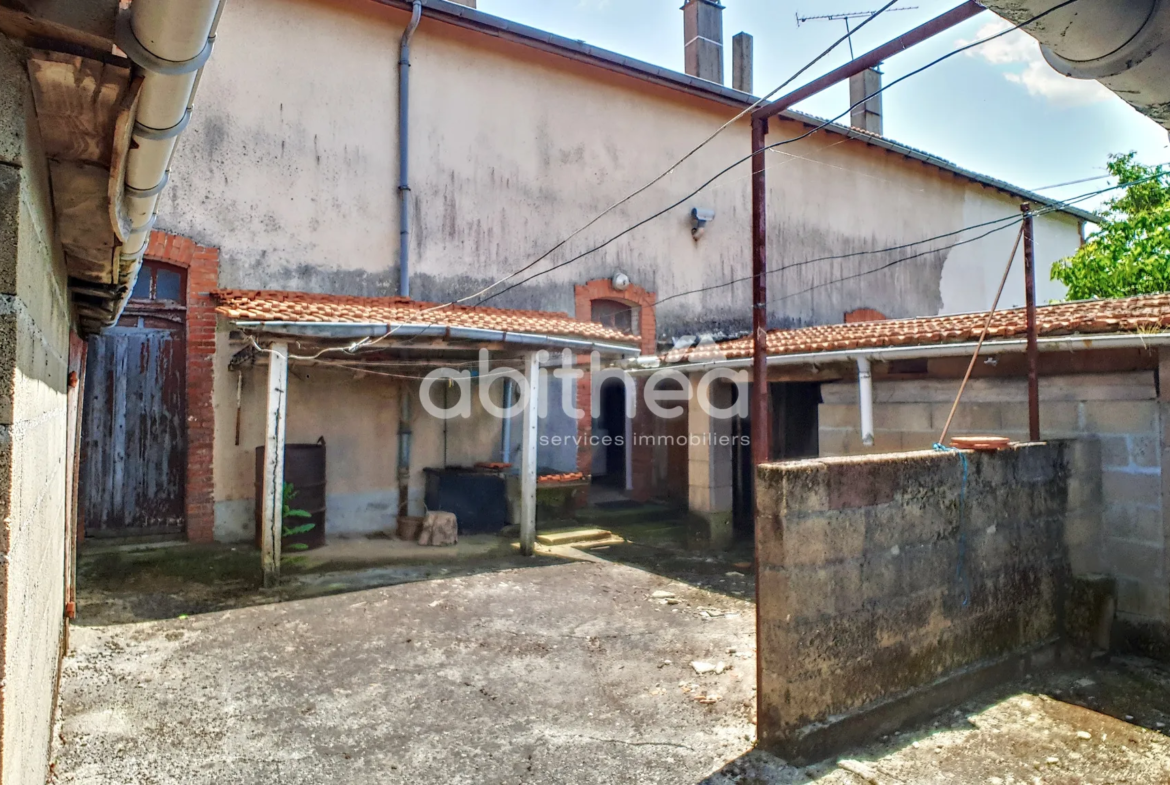 Maison à vendre à Roumazieres-Loubert avec 4 chambres 