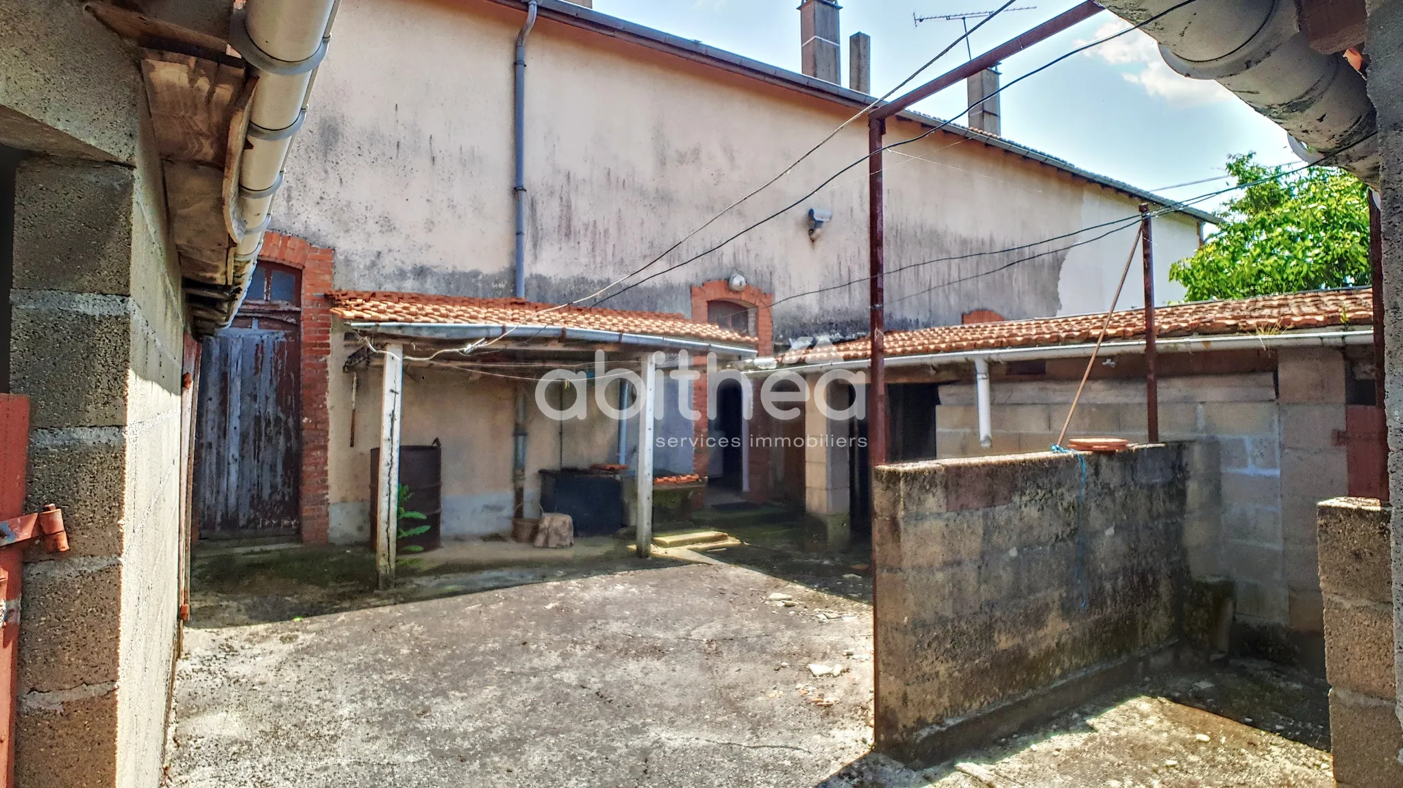 Maison à vendre à Roumazieres-Loubert avec 4 chambres 