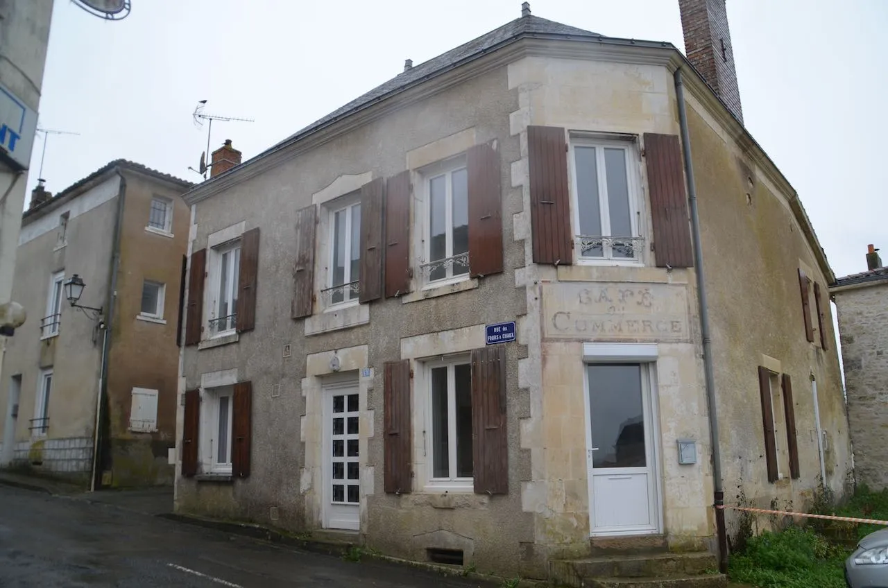 Immeuble à La Caillère Saint Hilaire avec 2 Logements 