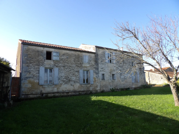 Maison charentaise à rénover près de Saint-Savinien