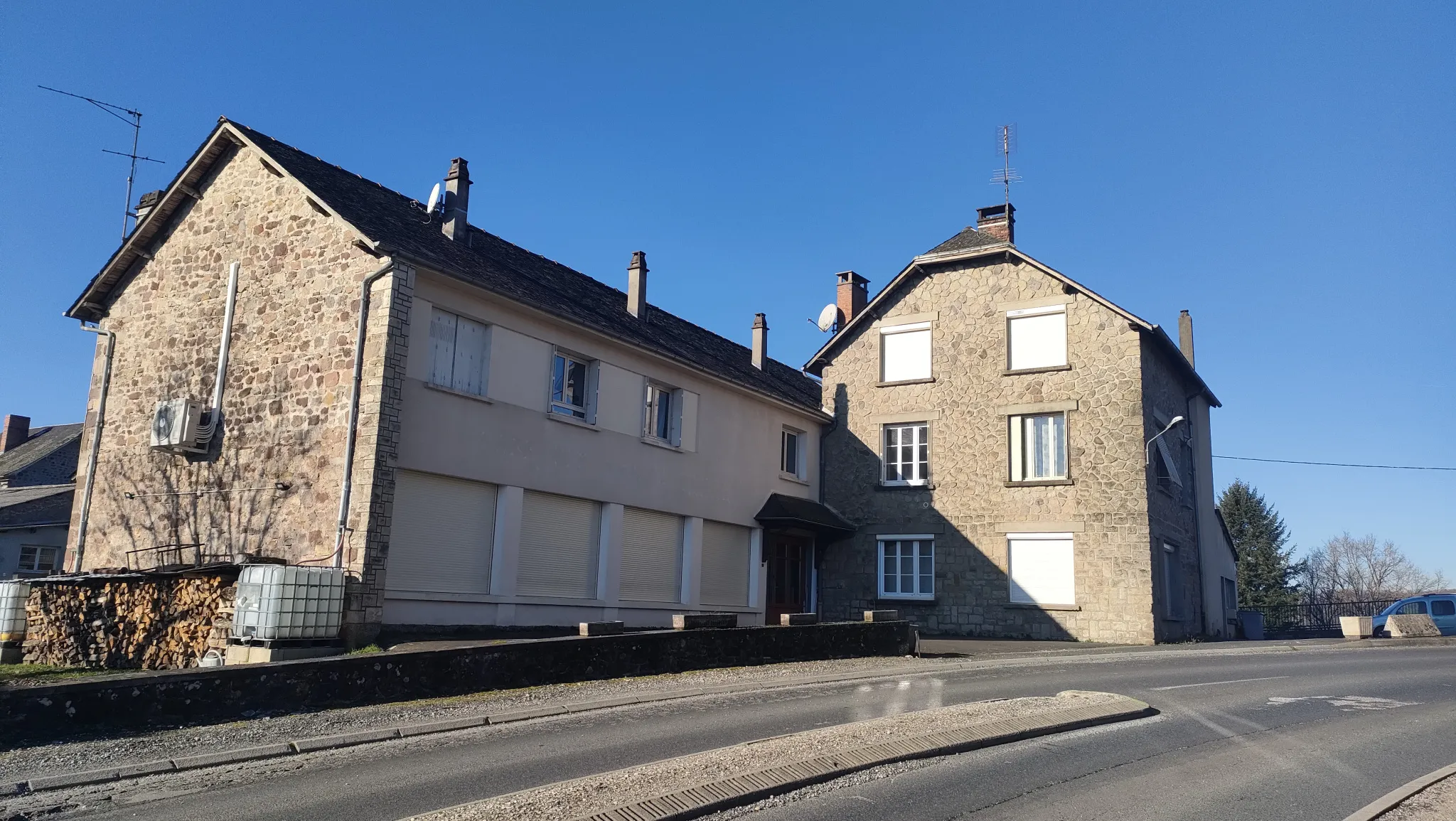 Maison et appartements à Vignols à vendre 