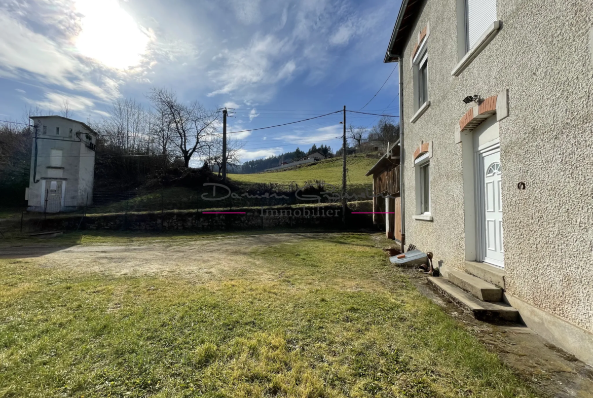 Maison en Pierre avec Dépendances à St Vincent de Reins 