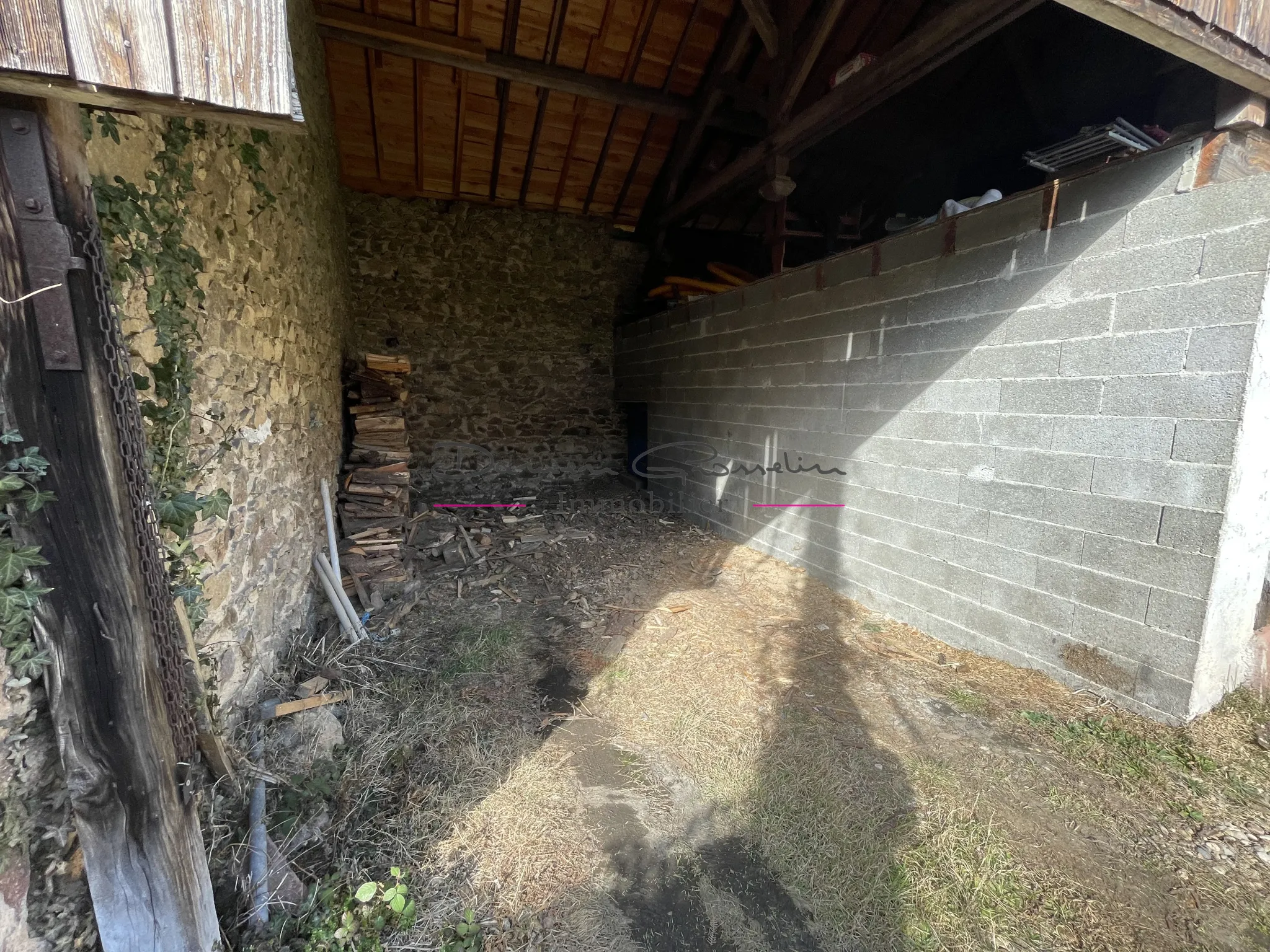 Maison en Pierre avec Dépendances à St Vincent de Reins 