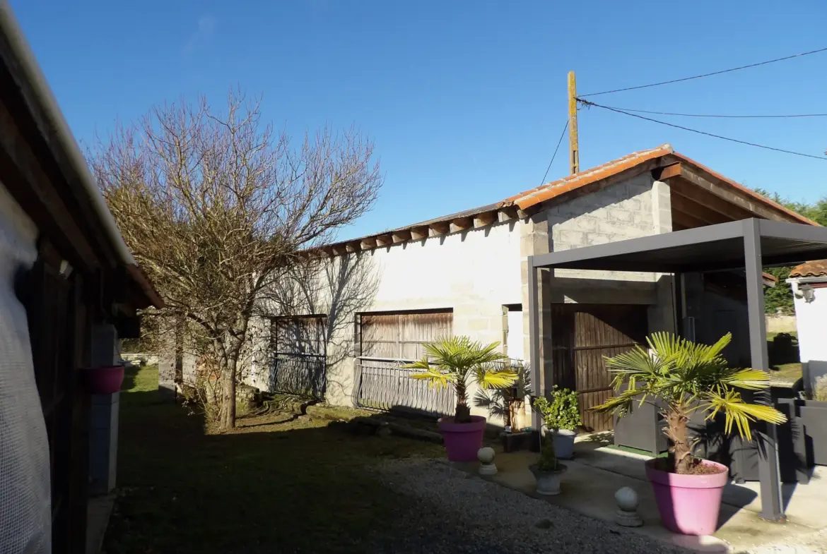 Maison 6 pièces à Saint Savinien avec véranda et dépendances 