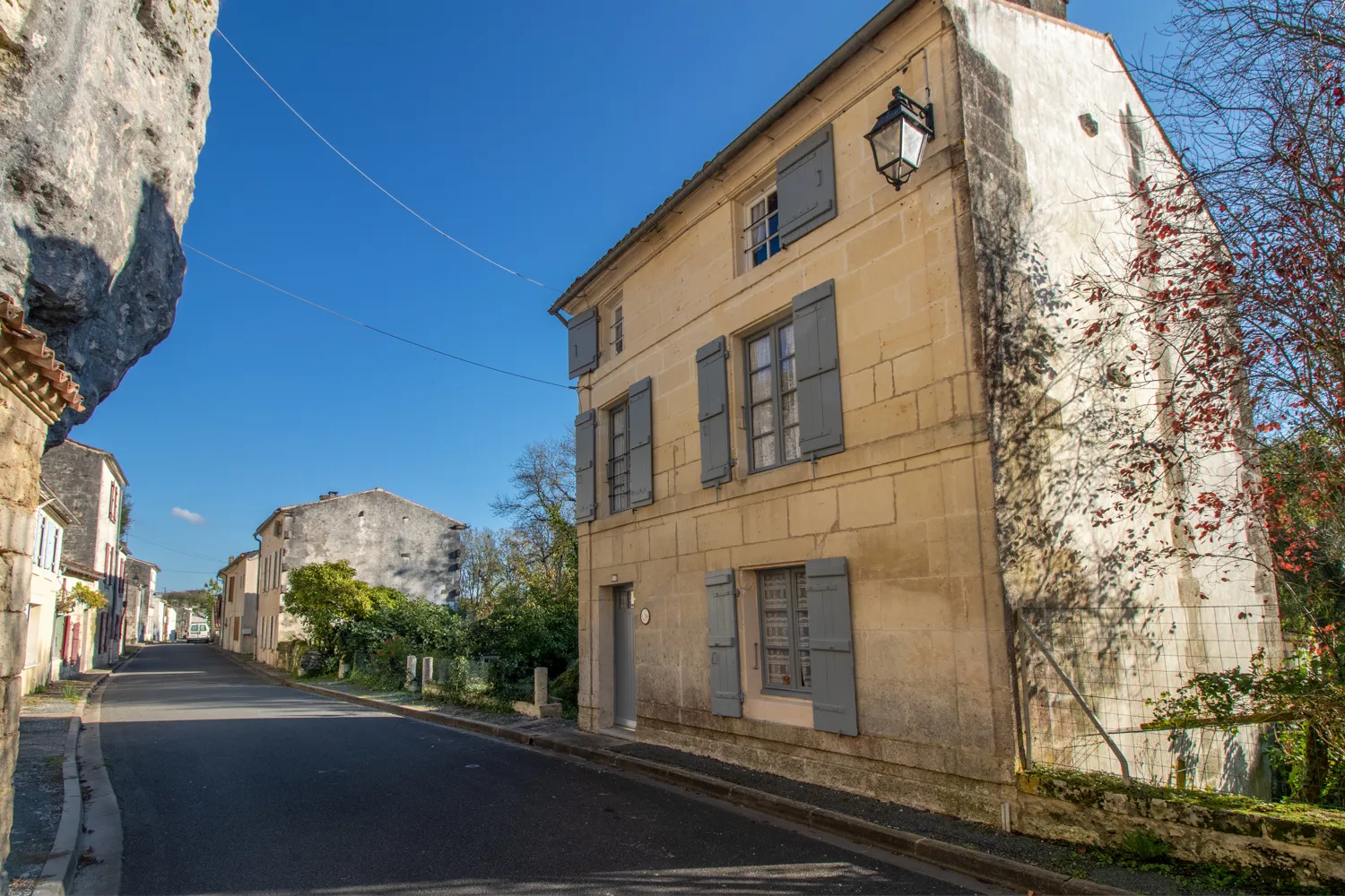 Maison ancienne à vendre à Saint-Savinien - 85 m², cour et grotte 