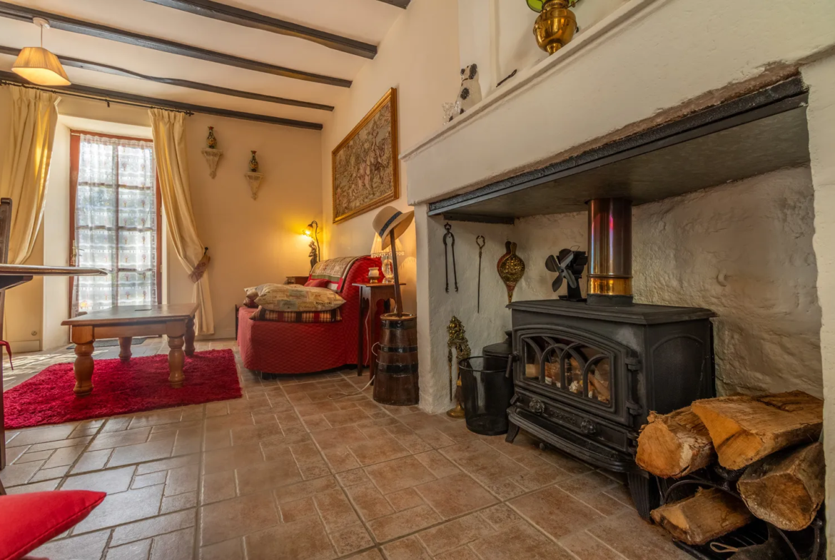 Maison ancienne à vendre à Saint-Savinien - 85 m², cour et grotte 