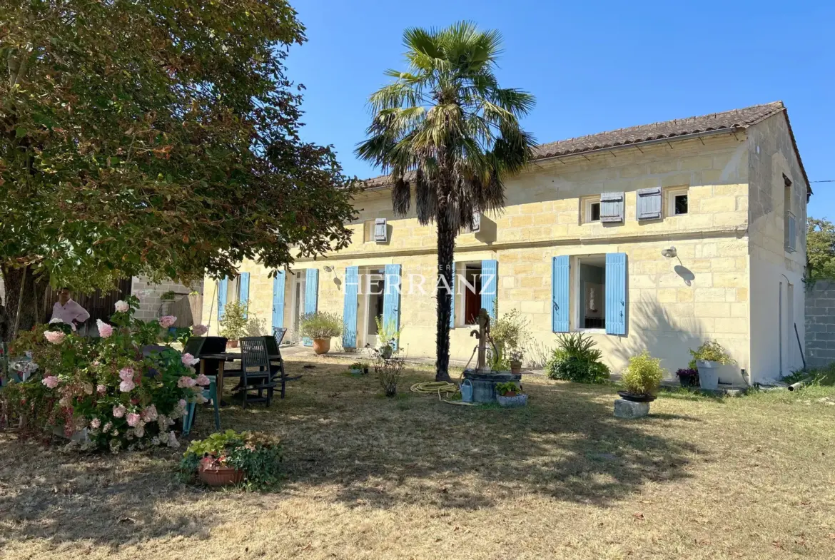 Maison en pierre 6 pièces à Porchères avec jardin et dépendances 