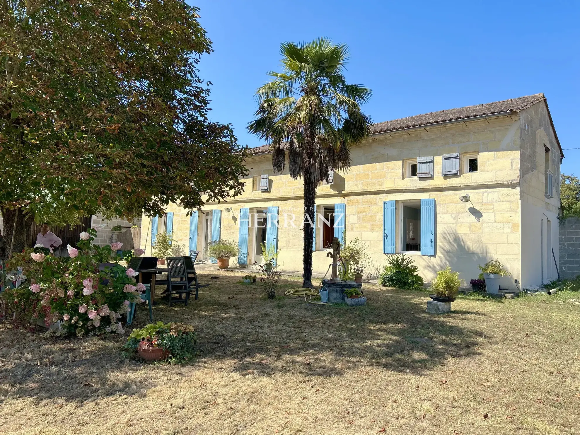 Maison en pierre 6 pièces à Porchères avec jardin et dépendances 