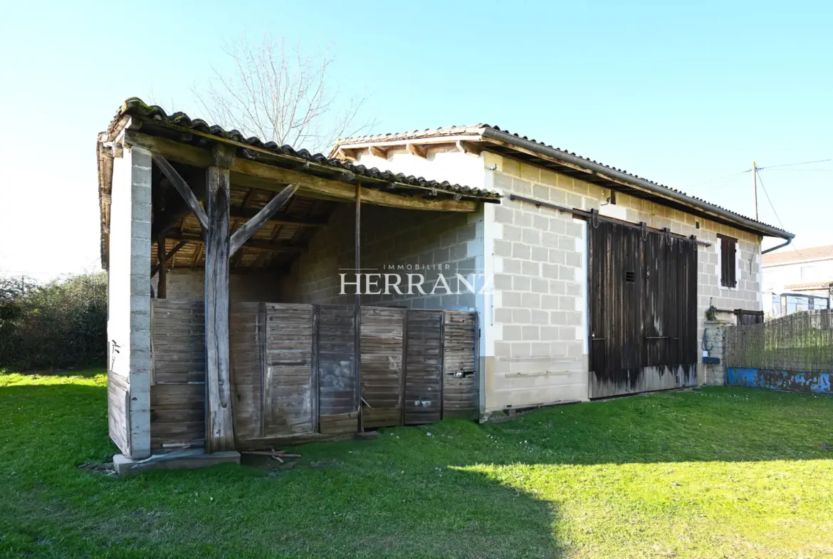 Maison en pierre 6 pièces à Porchères avec jardin et dépendances 