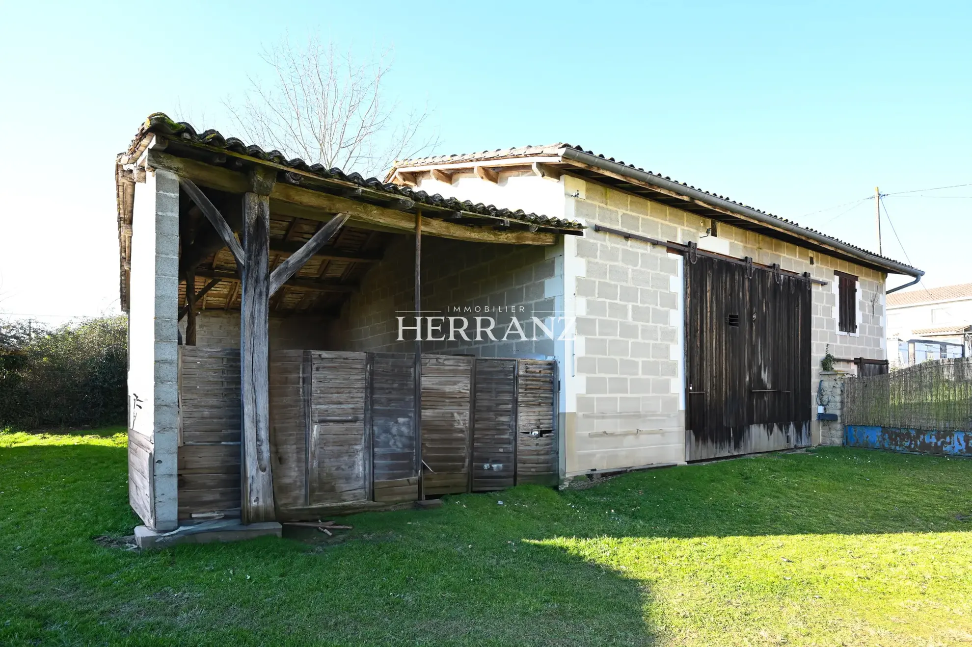 Maison en pierre 6 pièces à Porchères avec jardin et dépendances 