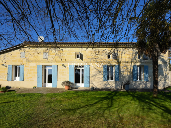 Maison en pierre 6 pièces à Porchères avec jardin et dépendances