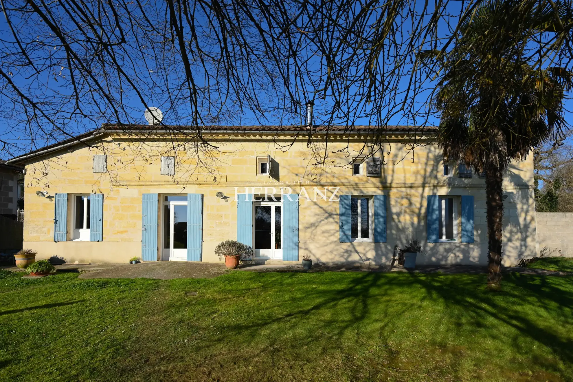 Maison en pierre 6 pièces à Porchères avec jardin et dépendances 