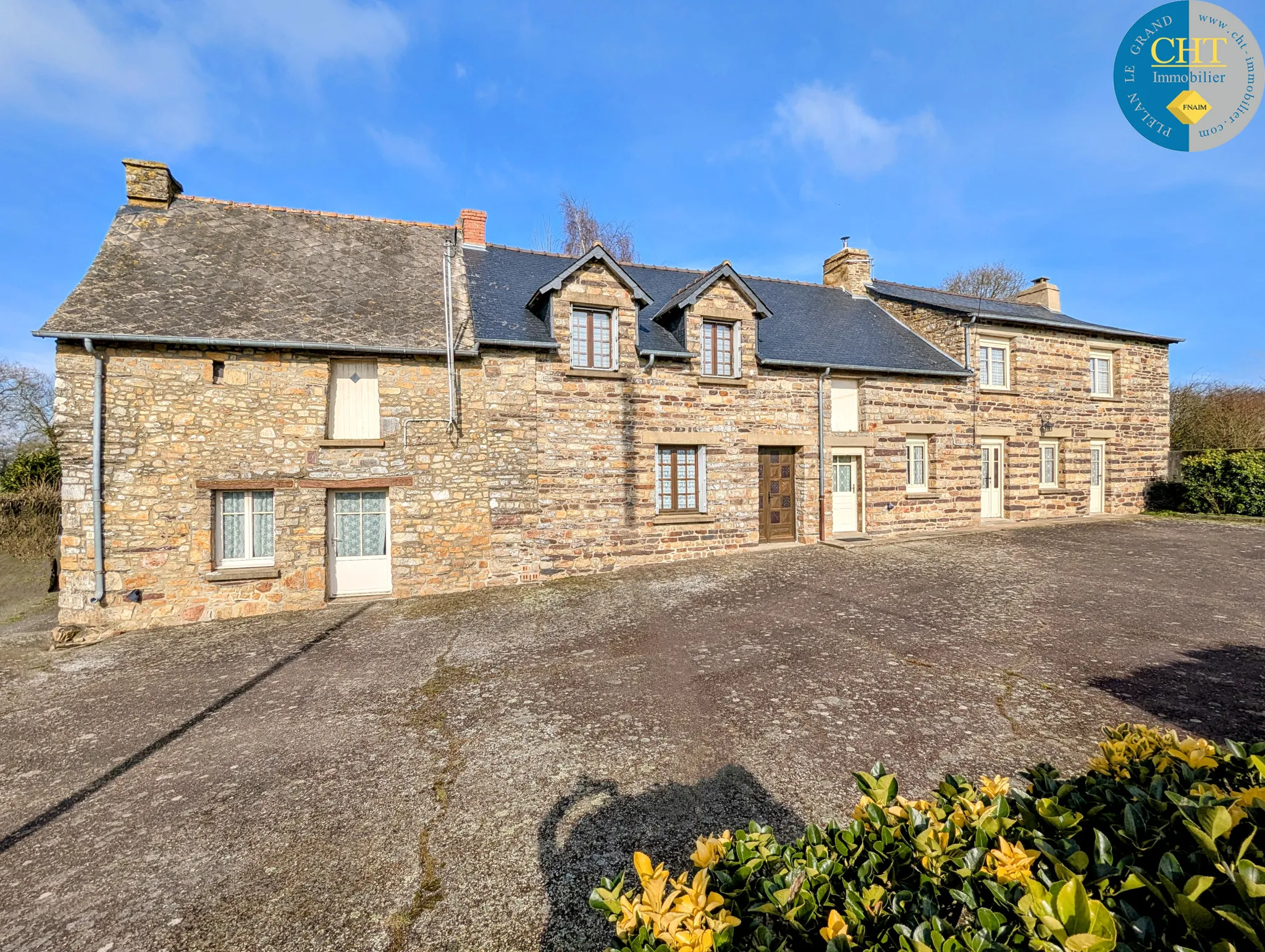 Longère en pierres avec 5 chambres à Maxent, en campagne 