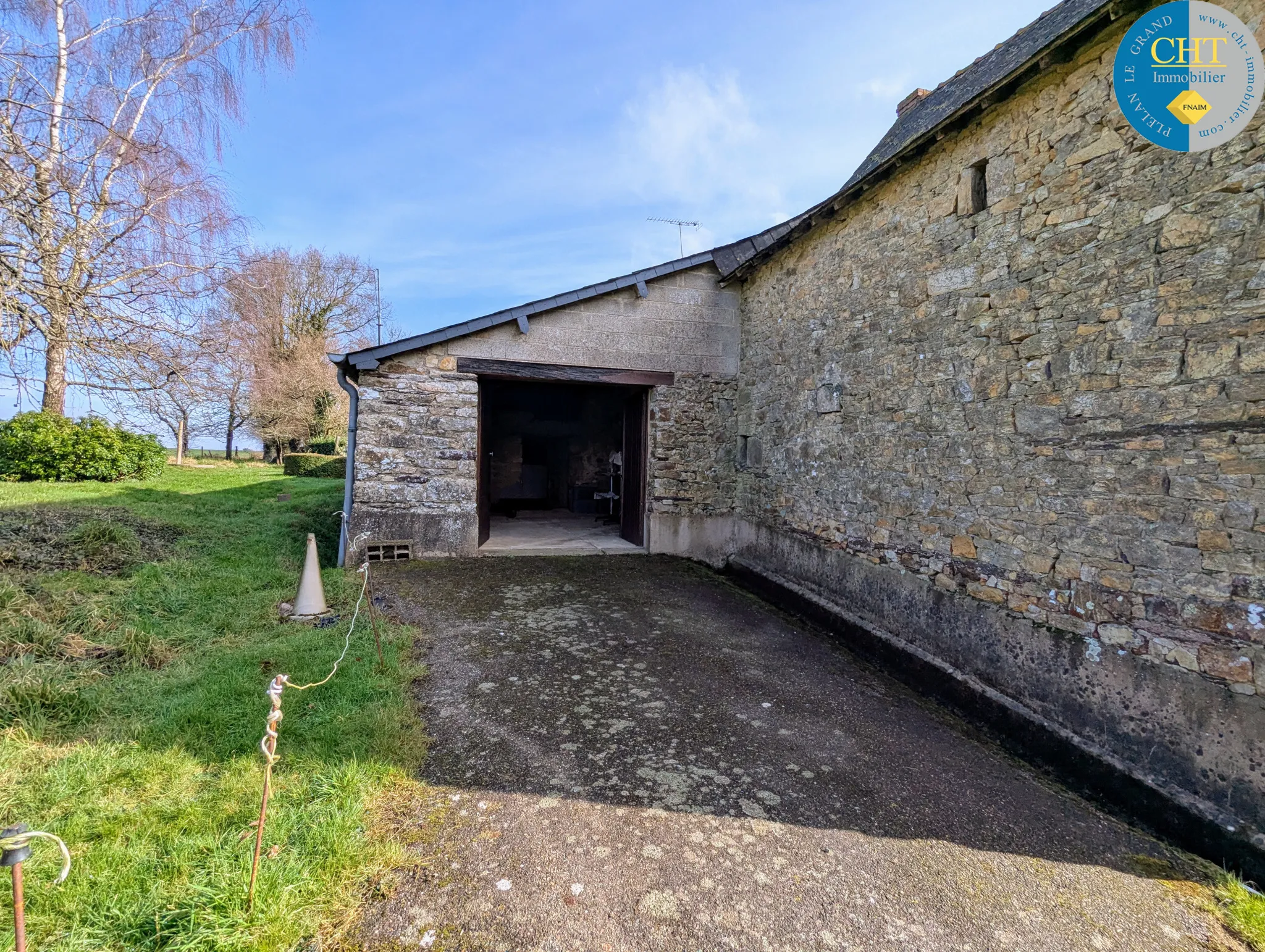 Longère en pierres avec 5 chambres à Maxent, en campagne 