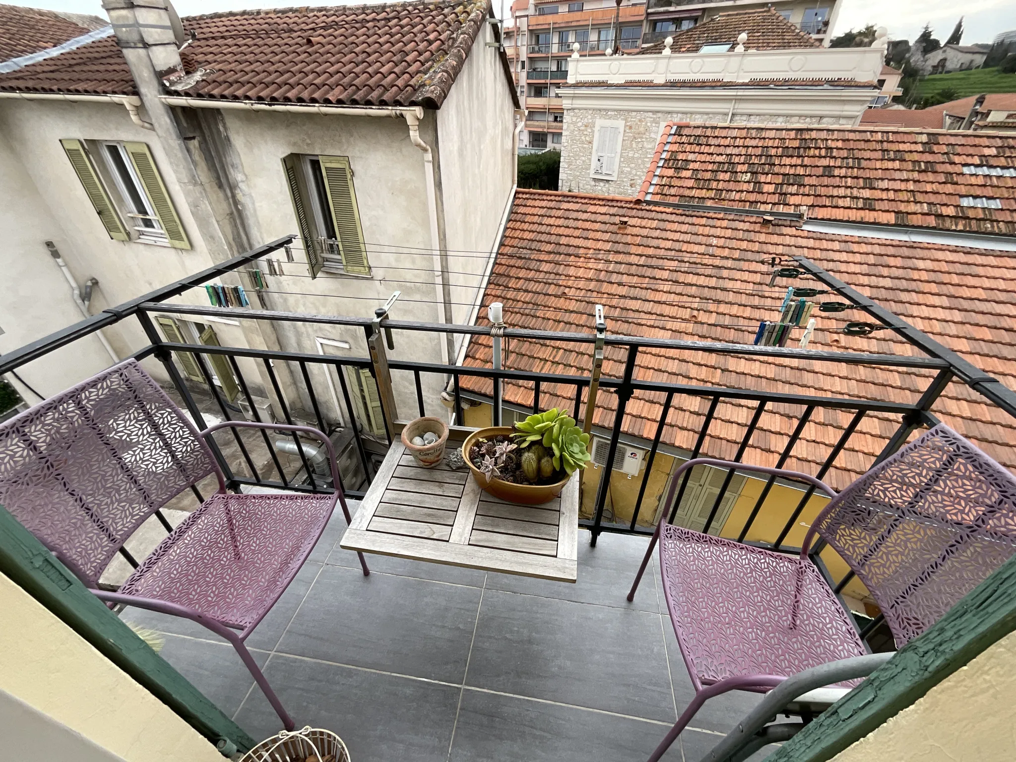 Centre Ville : Dernier étage, Appartement 2 Pièces à Cagnes-sur-Mer 