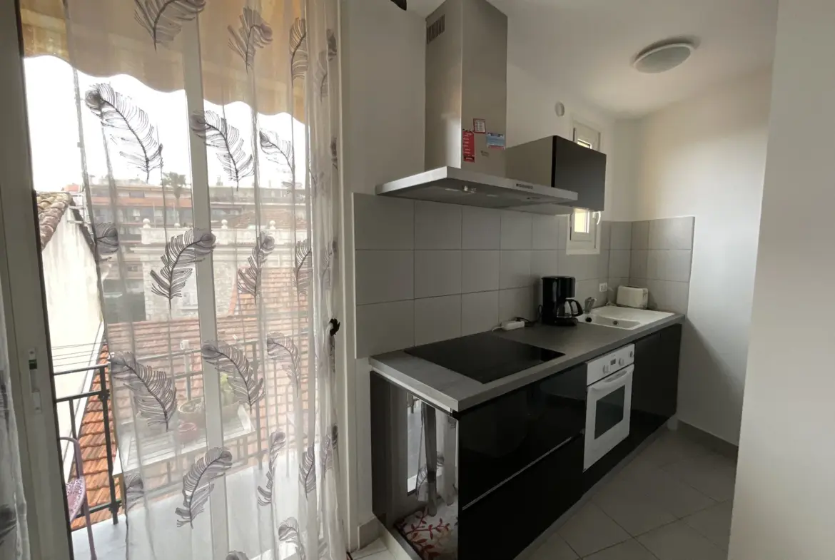 Centre Ville : Dernier étage, Appartement 2 Pièces à Cagnes-sur-Mer 