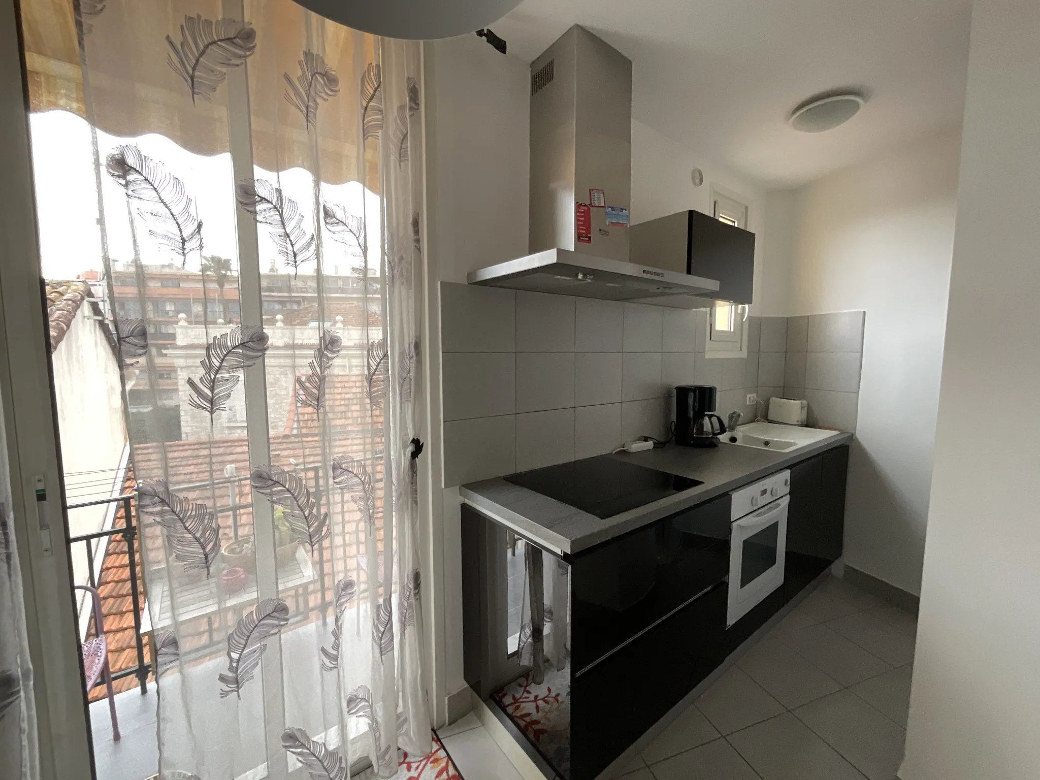 Centre Ville : Dernier étage, Appartement 2 Pièces à Cagnes-sur-Mer 