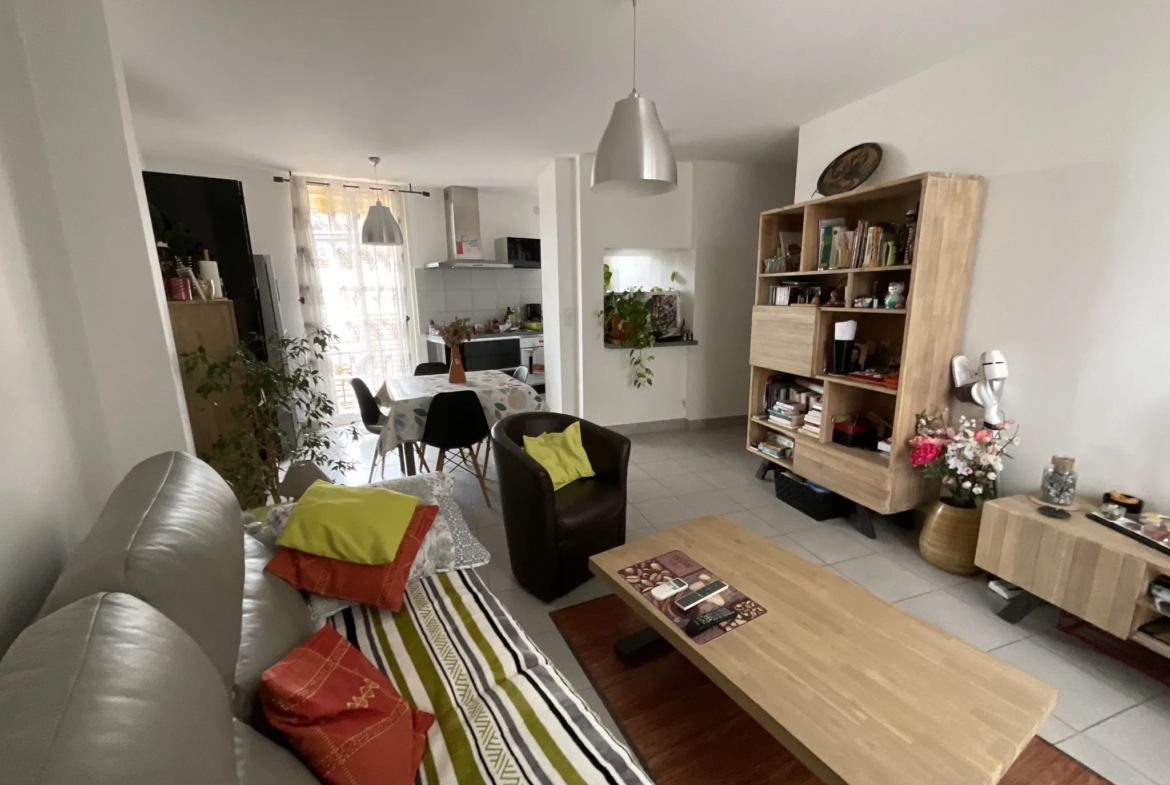 Centre Ville : Dernier étage, Appartement 2 Pièces à Cagnes-sur-Mer 