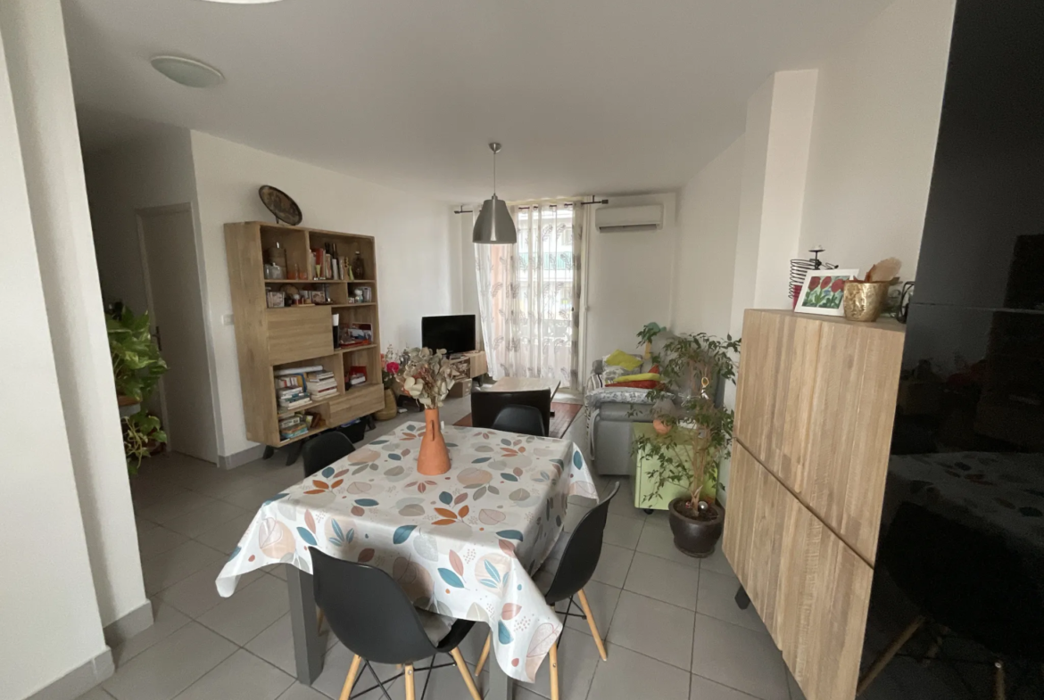 Centre Ville : Dernier étage, Appartement 2 Pièces à Cagnes-sur-Mer 