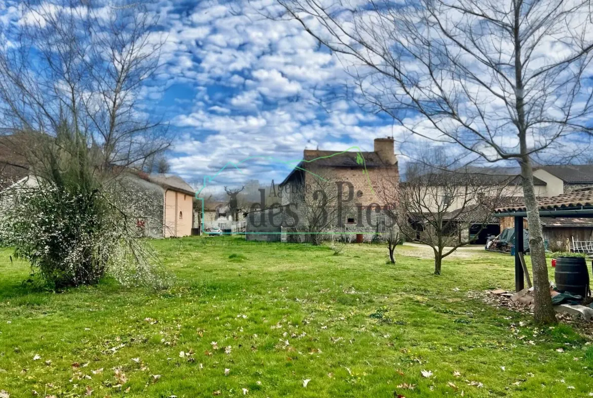 Charmante Maison avec Dépendances à Rénover 