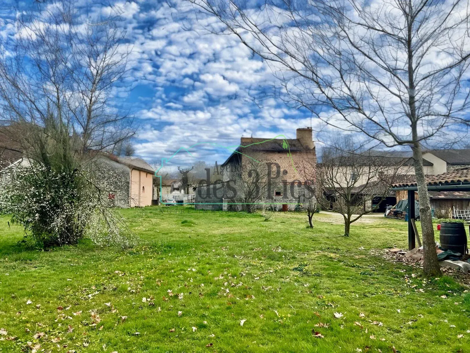 Charmante Maison avec Dépendances à Rénover 