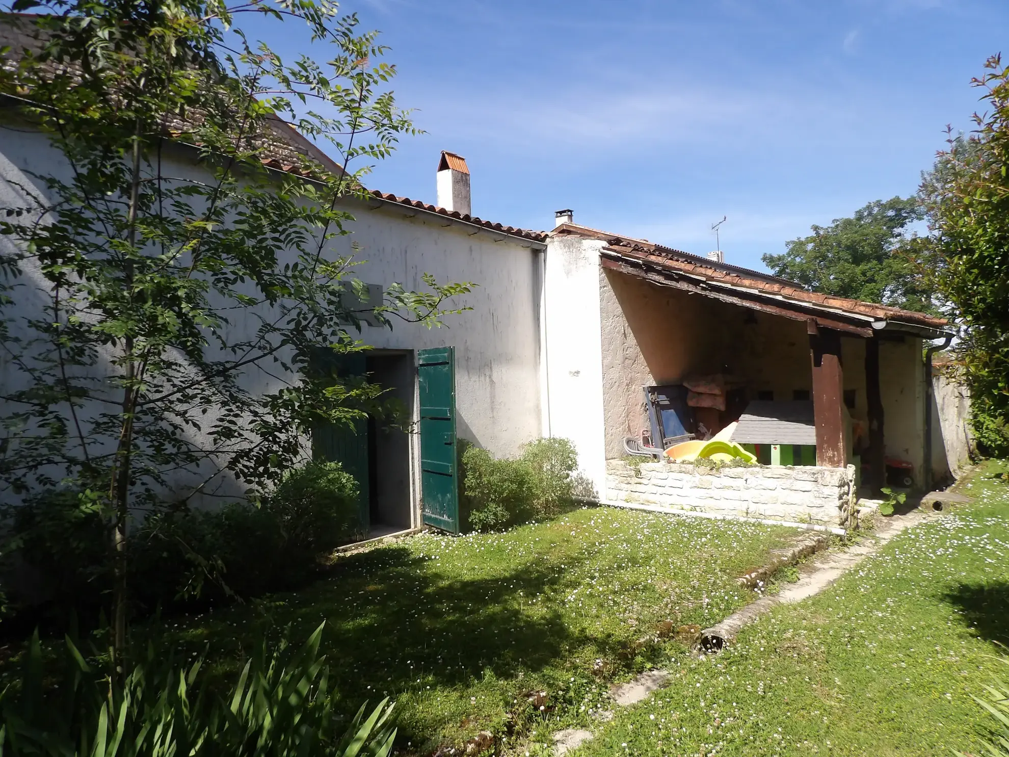 Maison ancienne avec jardin et dépendances à Bazauges 