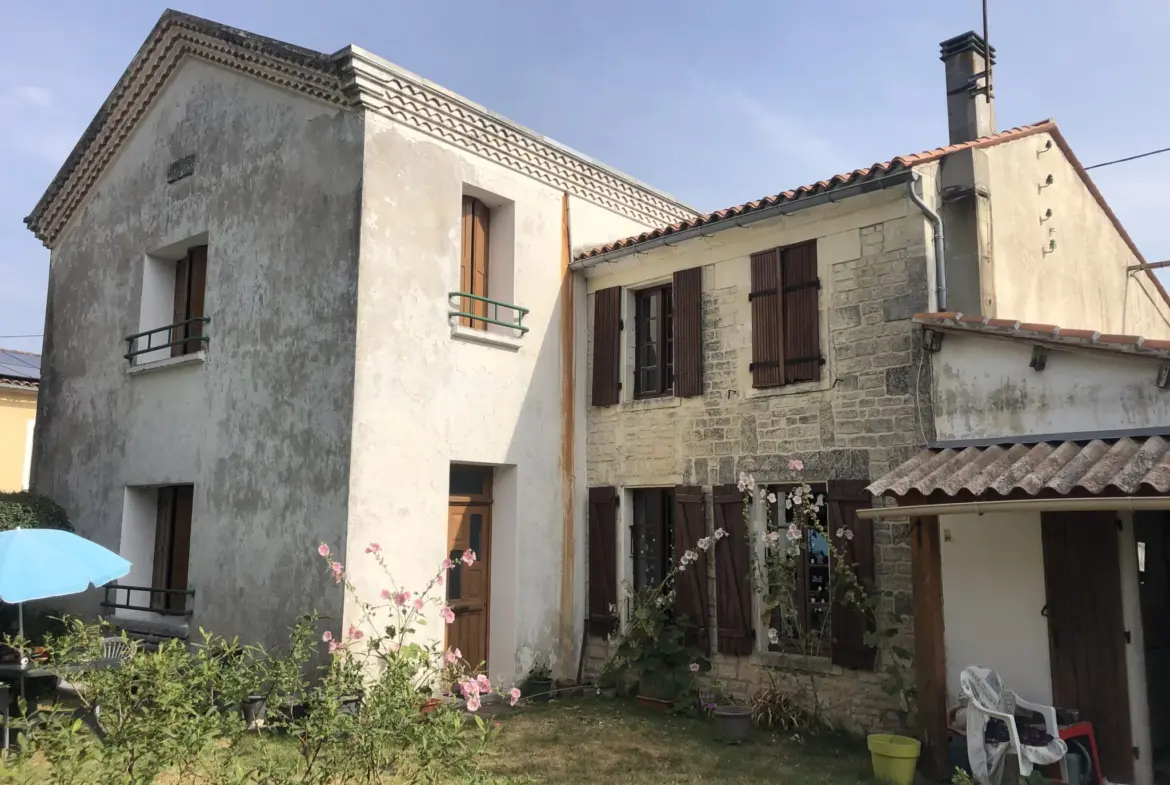 Maison ancienne avec jardin et dépendances à Bazauges 