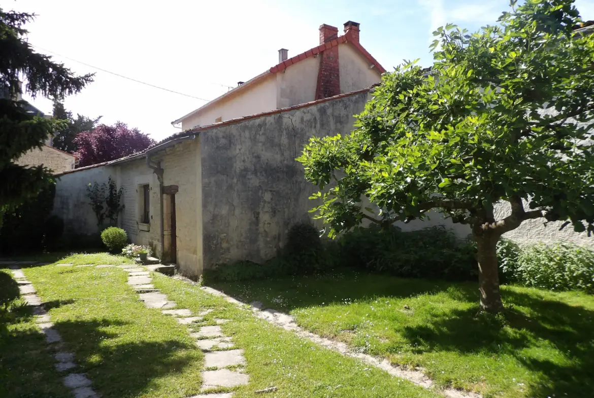 Maison ancienne avec jardin et dépendances à Bazauges 