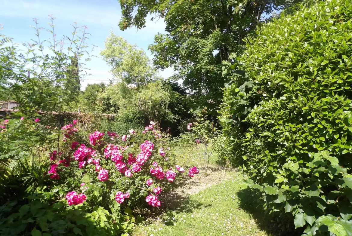 Maison ancienne avec jardin et dépendances à Bazauges 