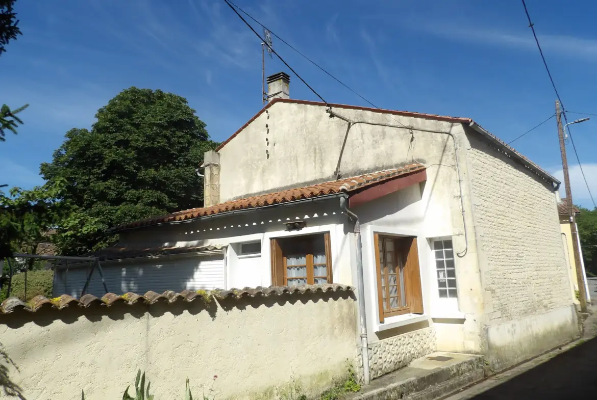 Maison ancienne avec jardin et dépendances à Bazauges 