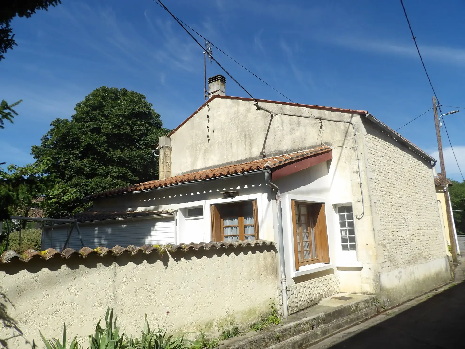 Maison ancienne avec jardin et dépendances à Bazauges 