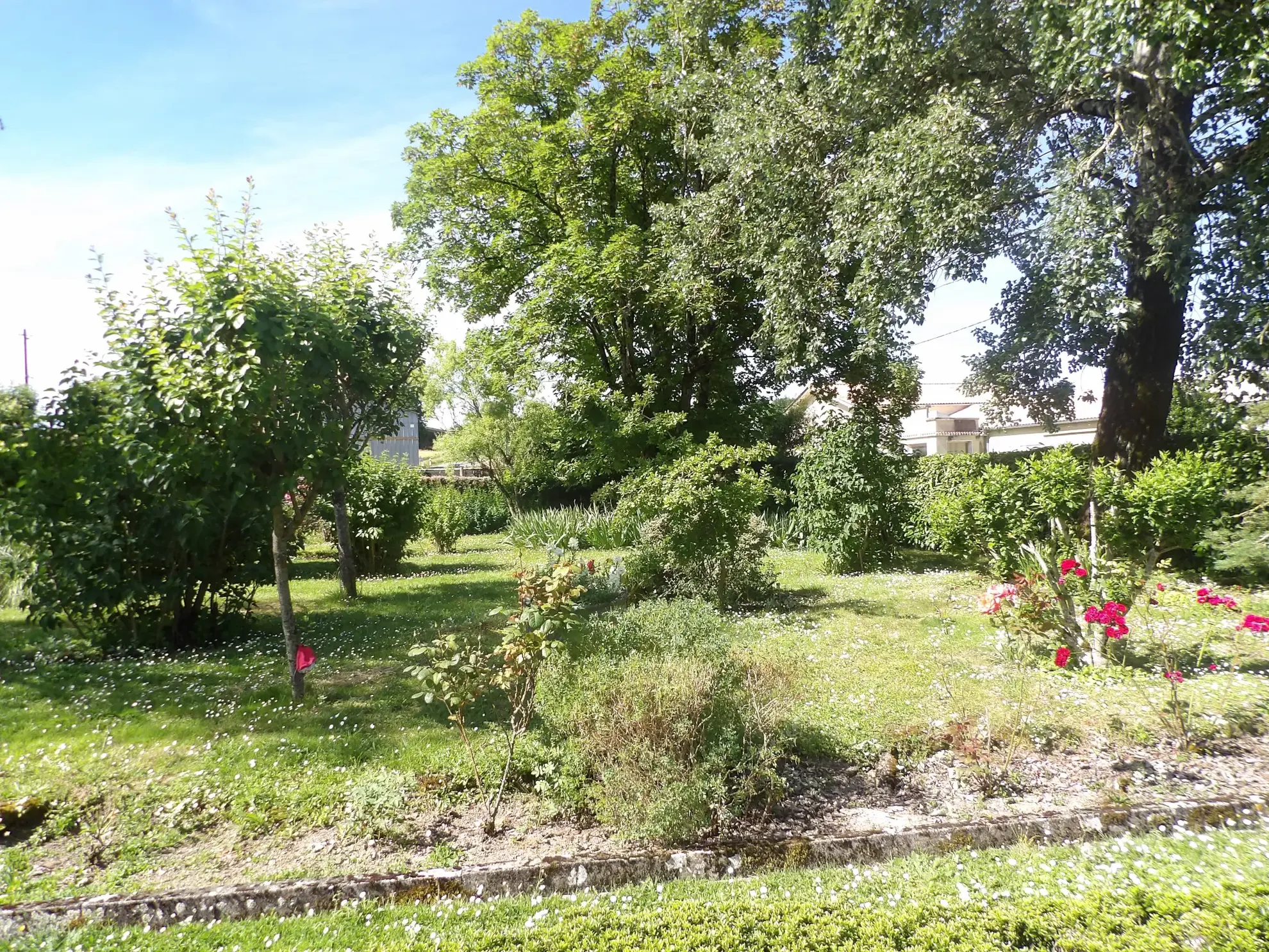 Maison ancienne avec jardin et dépendances à Bazauges 